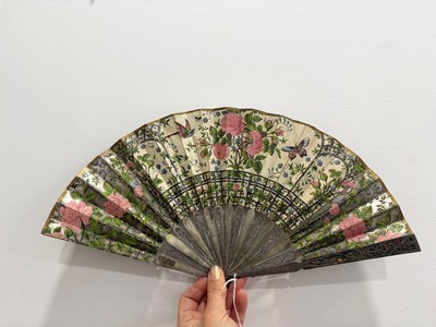 ÉVENTAIL de type plié en nacre à double demi-feuille...